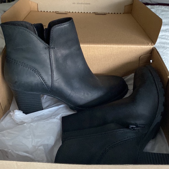 Brand New Clarks,,,,, tried on one time in house,,,,, 💓💓💓 - Picture 2 of 6